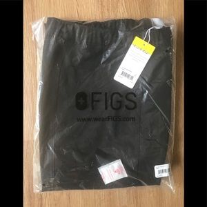 Figs Cairo cargo scrub pants in black. Size L